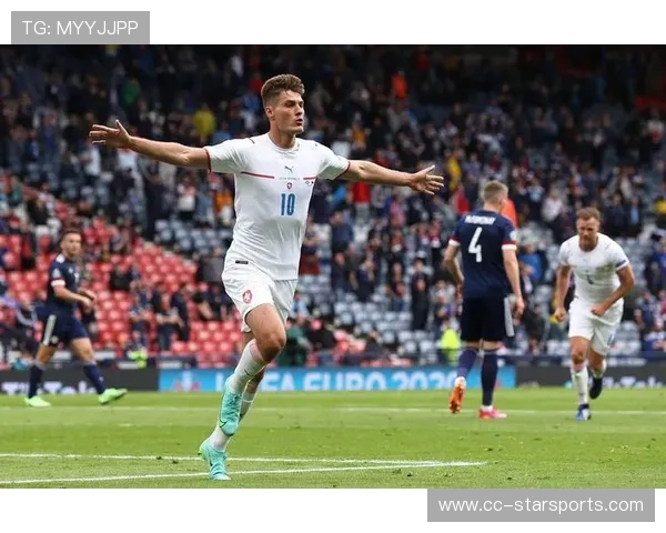 希克：为新帅赢球意义重大，后卫们做出了关键防守，希克 进球